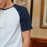 Camiseta raglán Brando, blanca y azul marino