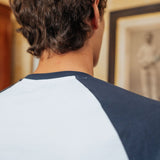 Camiseta raglán Brando, blanca y azul marino