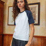 Camiseta raglán Brando, blanca y azul marino